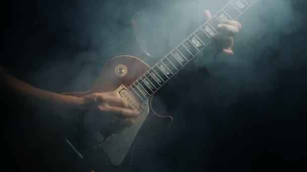 Manos de hombre tocando guitarra eléctrica , — Vídeos de Stock