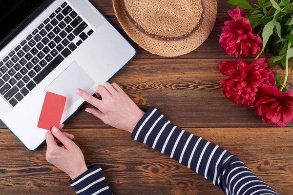 Kvinna med laptop på grova träbord — Stockfoto