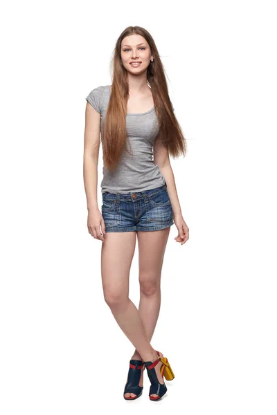 Bella femmina a tutta lunghezza in pantaloncini e top con i capelli lunghi — Foto Stock