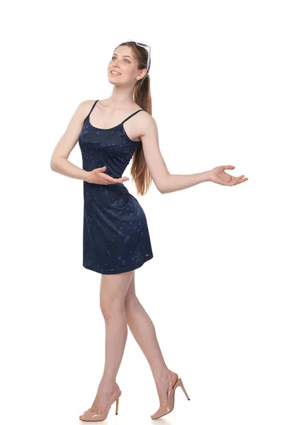 Lächelnd langbeinige junge Frau blaues Minikleid — Stockfoto