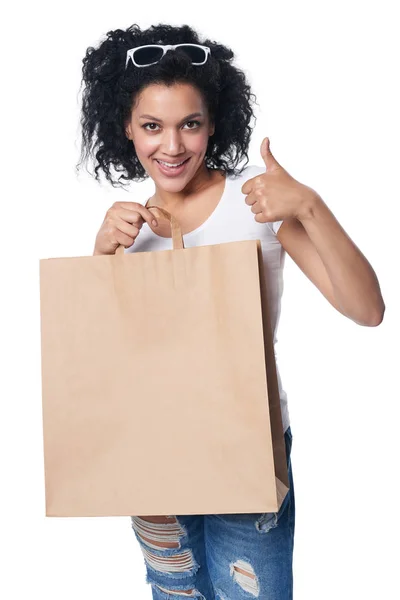 Mujer con bolsa de compras haciendo gestos pulgar hacia arriba —  Fotos de Stock