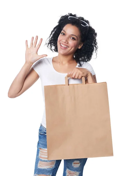 Alışveriş çantası beş parmak gösterilen kadınla — Stok fotoğraf