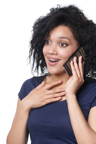 Überraschte Frau telefoniert mit Handy — Stockfoto