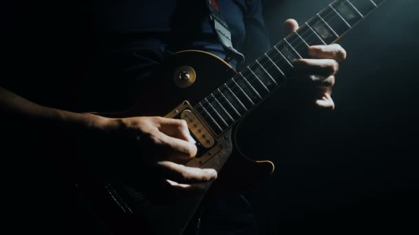 Mans händer spelar elgitarr — Stockvideo