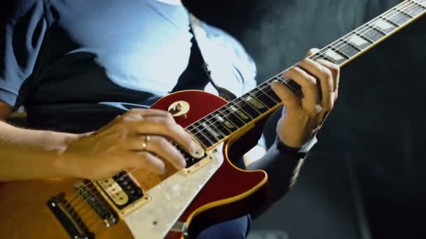 Mans händer spelar elgitarr, — Stockvideo