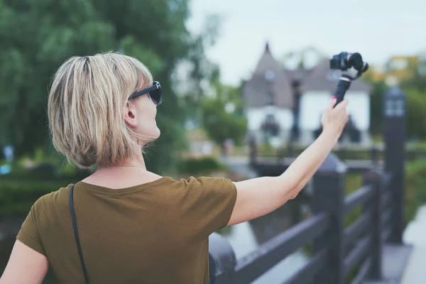Mulher capturando-se com câmera pessoal — Fotografia de Stock
