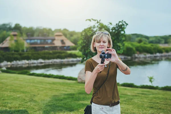 Mujer filmando con una pequeña cámara personal — Foto de Stock