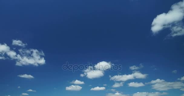 Witte cumulus wolken op blauwe lucht — Stockvideo