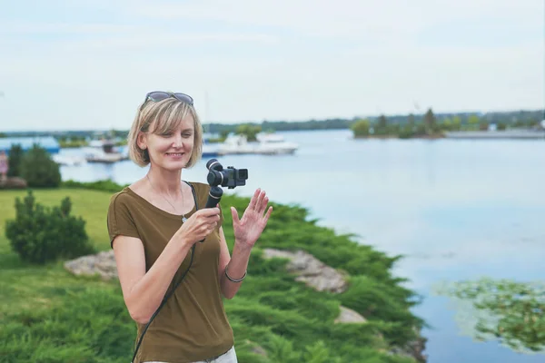 女性個人の小型カメラで撮影 — ストック写真