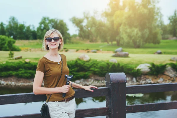 Glad kvinna i en park — Stockfoto