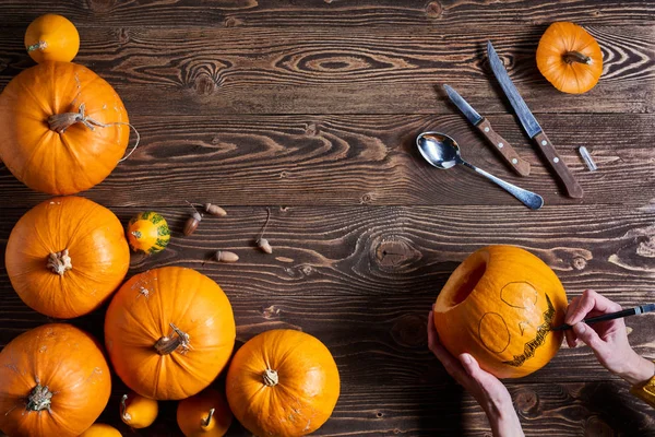 Calabazas amarillas maduras sobre fondo de madera — Foto de Stock