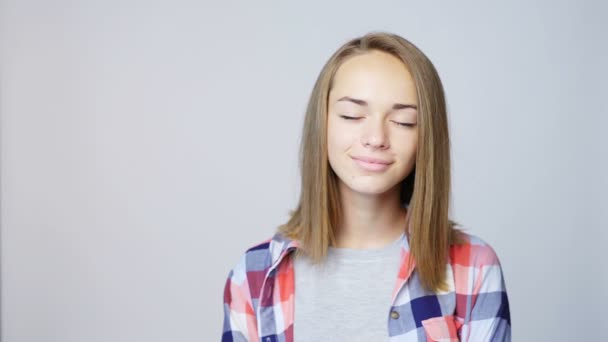 Closeup portret van tiener meisje met gesloten ogen — Stockvideo