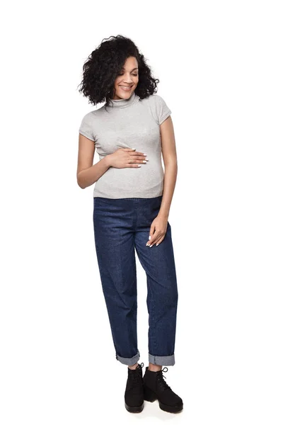 Donna incinta in piedi a tutta lunghezza — Foto Stock