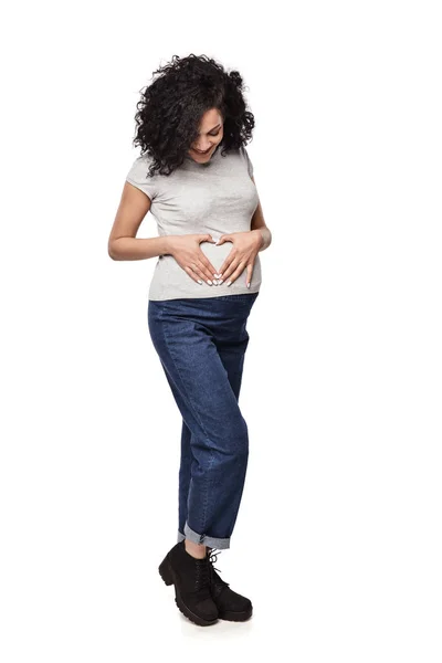 Mulher grávida de pé em comprimento total — Fotografia de Stock