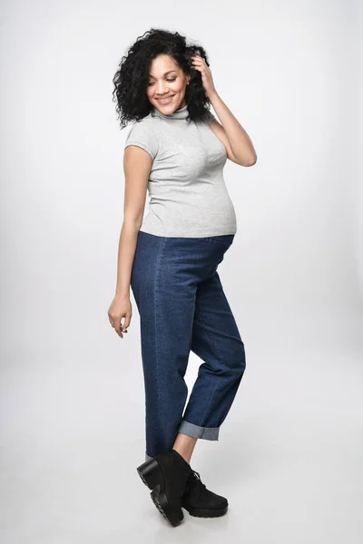 W ciąży kobiety stojącej w pełnej długości — Zdjęcie stockowe