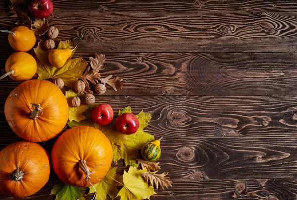 Ripe yellow pumpkins over wooden background — Stock Photo, Image