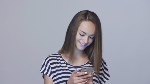 Closeup tiener meisje glimlachend gebaren duim omhoog — Stockvideo
