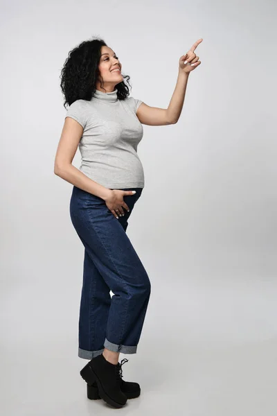 Mulher grávida com espaço de cópia na palma da mão — Fotografia de Stock