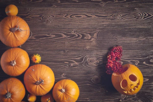 Calabazas de Halloween sobre fondo de madera — Foto de Stock