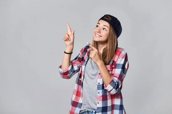 Adolescente menina apontando para o espaço vazio cópia — Fotografia de Stock