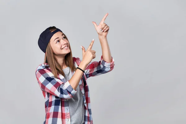 Adolescente menina apontando para o espaço vazio cópia — Fotografia de Stock