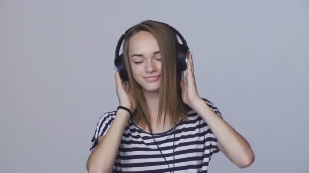 Menina adolescente ouvindo música gostando — Vídeo de Stock