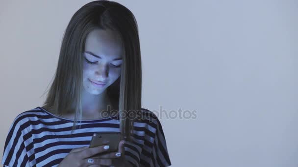 Adolescente chica usando mecanografía en el teléfono inteligente — Vídeos de Stock