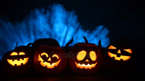 Halloween pumpkins on smoky background — Stock Video
