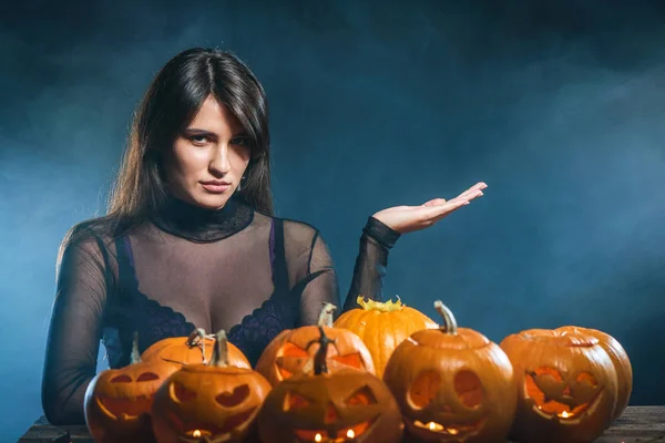 Vrouw met Halloween pompoenen — Stockfoto