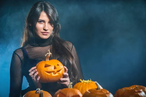 Donna con zucche di Halloween — Foto Stock