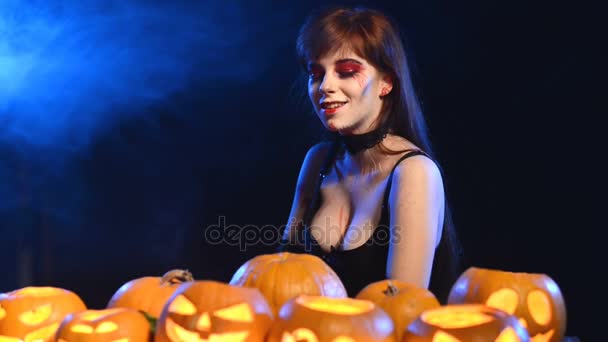 Женщина с тыквами на Хэллоуин — стоковое видео