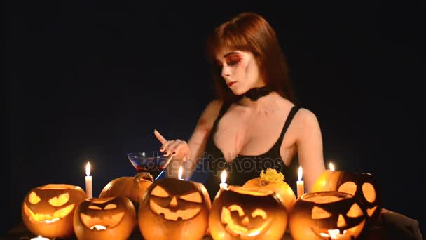Mujer con calabazas de Halloween — Vídeo de stock