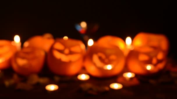 Тыквы Хэллоуина крупным планом — стоковое видео