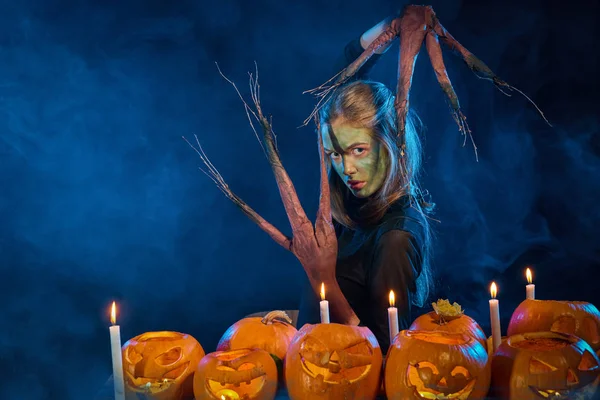 Costume di Halloween donna, albero ragazza con zucche — Foto Stock