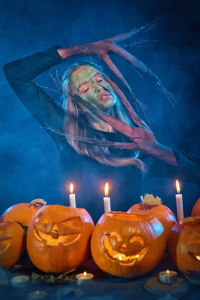 Halloweenkostym kvinna, träd flicka med pumpor — Stockfoto