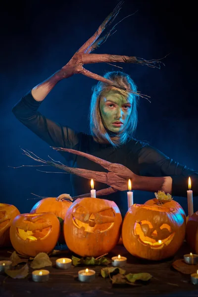 Costume di Halloween donna, albero ragazza con zucche — Foto Stock