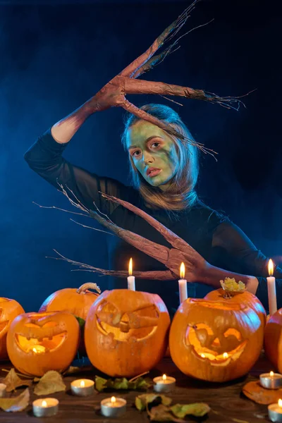 Costume di Halloween donna, albero ragazza con zucche — Foto Stock