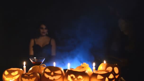 Tre flickor i Halloween kostymer — Stockvideo