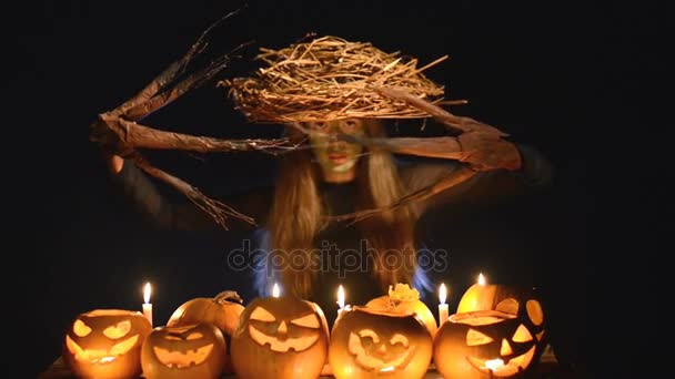 Halloweenkostym kvinna, träd flicka med pumpor — Stockvideo