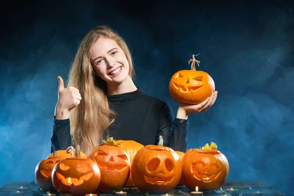 Femme avec Halloween citrouille geste OK — Photo