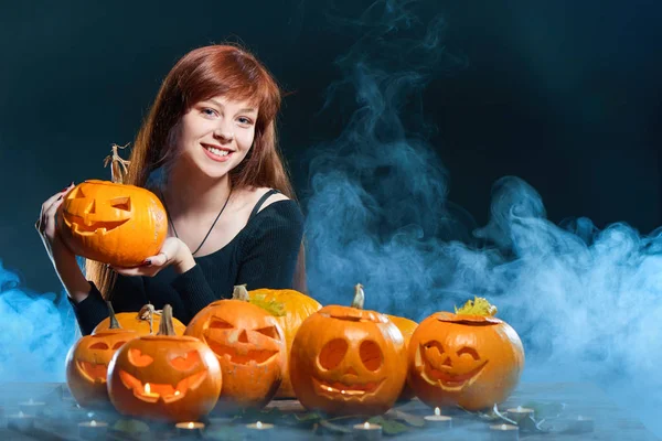 Femme avec des citrouilles Halloween — Photo