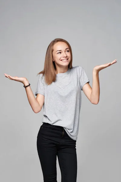 Menina adolescente fazendo escolha — Fotografia de Stock