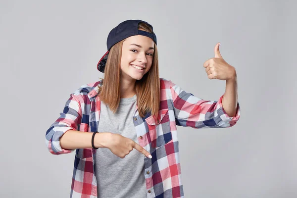 Adolescente menina apontando para baixo no espaço vazio cópia — Fotografia de Stock