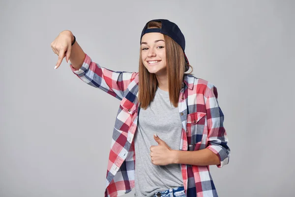 Девочка-подросток указывает на пустое пространство для копирования — стоковое фото