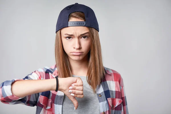 Teen ragazza in piena lunghezza in piedi — Foto Stock