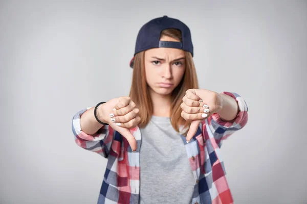 Adolescente chica en longitud completa de pie — Foto de Stock