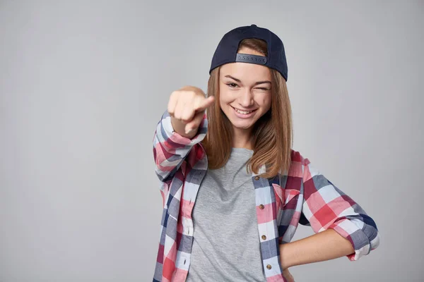 Menina adolescente emocional dando duplo polegar para cima — Fotografia de Stock