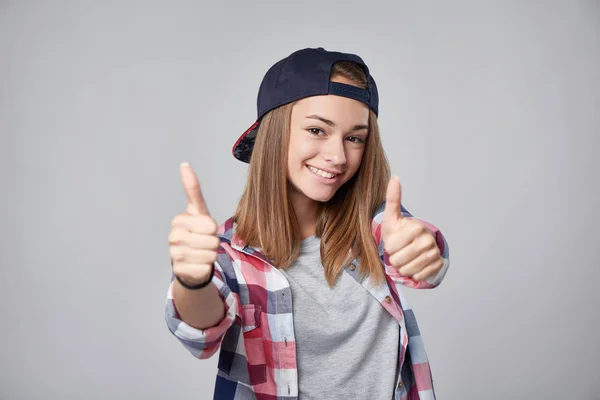 Эмоциональная девочка-подросток, которая делает двойной палец вверх — стоковое фото