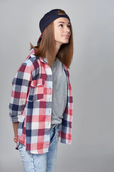 Adolescente menina ilookup, vista lateral — Fotografia de Stock
