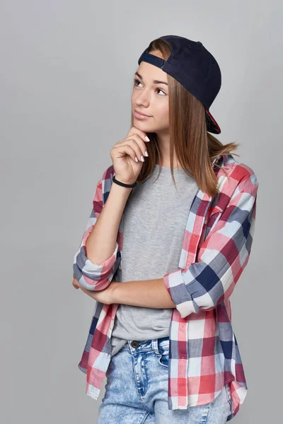 Nachdenklich teen girl looking up — Stockfoto